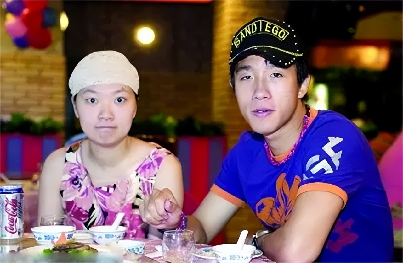 落魄的前大连国脚，与娇妻离异独自抚养女儿，为生计不惜当司机