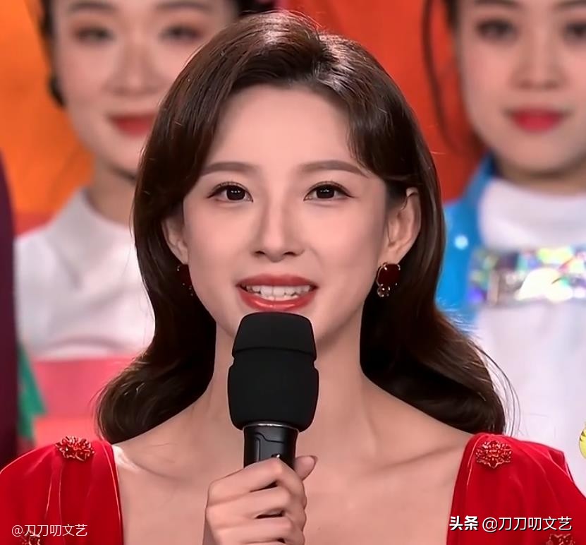 春晚首秀央视,春晚马凡舒绿裙