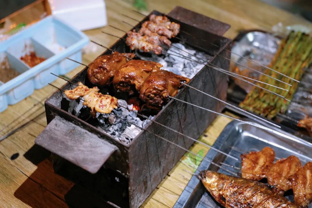 去了这座魔幻的东北烧烤之城，感觉这些年的烧烤都白吃了