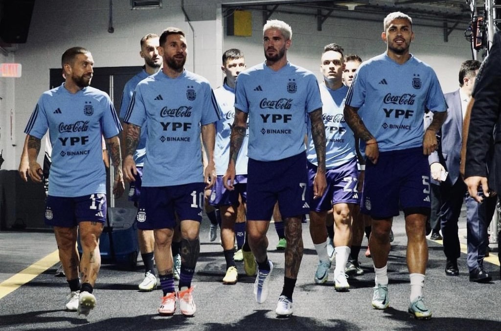 帕雷德斯为梅西出头回放,帕雷德斯致敬梅西视频