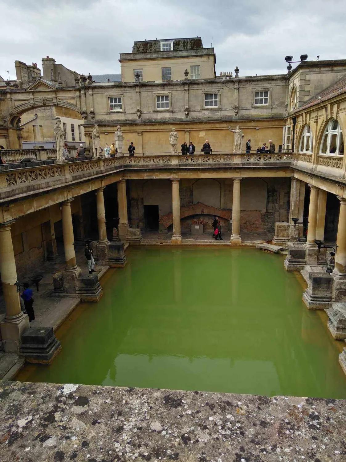 英国罗马巴斯温泉有多深,英国巴斯温泉古城