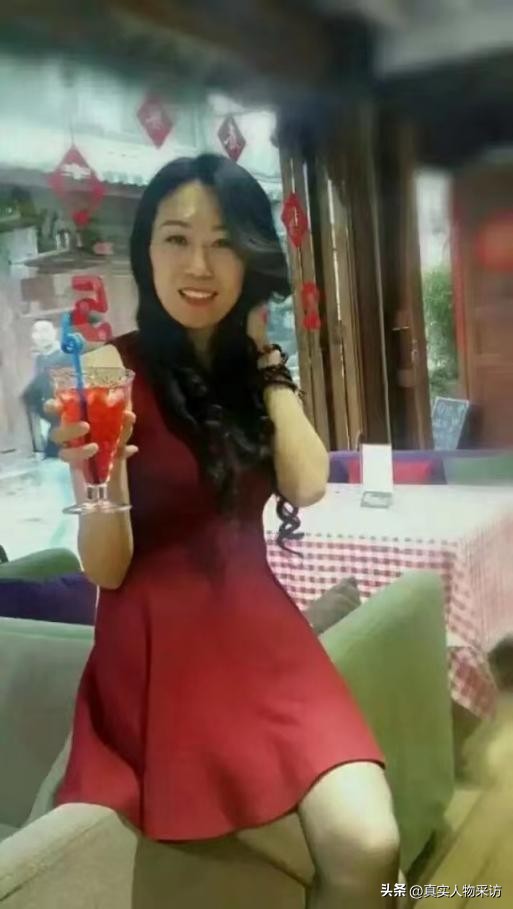 我,离异后摆地摊还债,意外被小15岁小伙追求,开启人生第二春