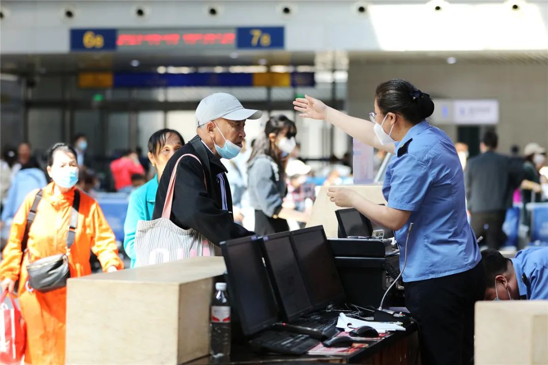 “老年旅客乘火车攻略”拍了拍你,快为爸妈收藏!