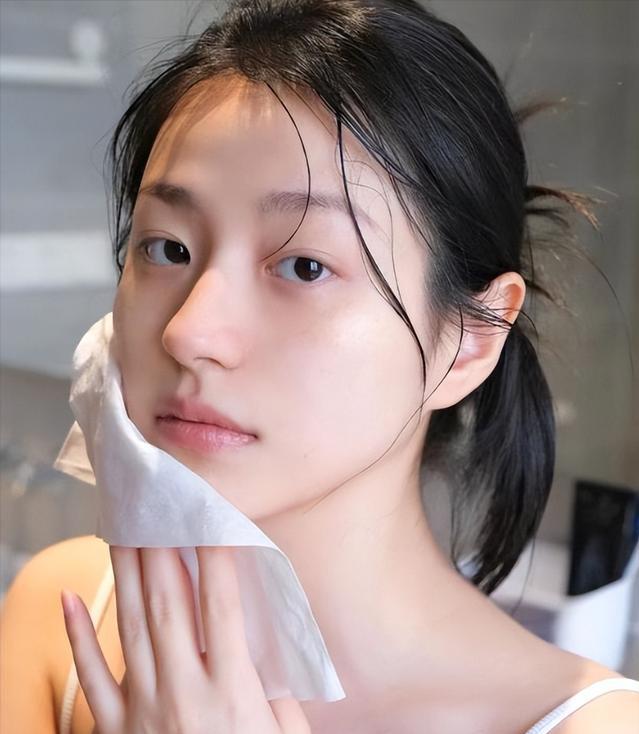 是不是不擦粉底液皮肤会慢慢变好,每天化妆的女孩好不好