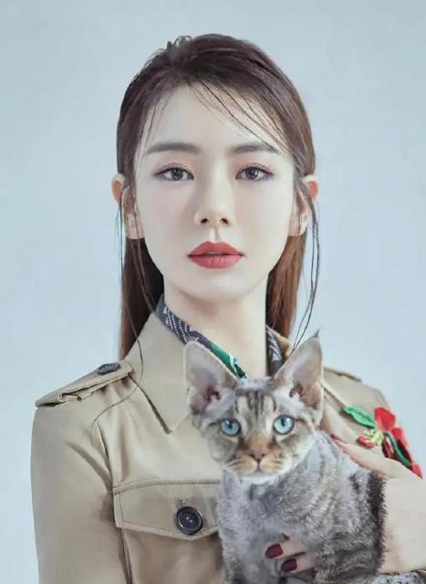 戚薇被爆卖假货，否认后却屡遭打脸，曾被出租车司机告知男友劈腿