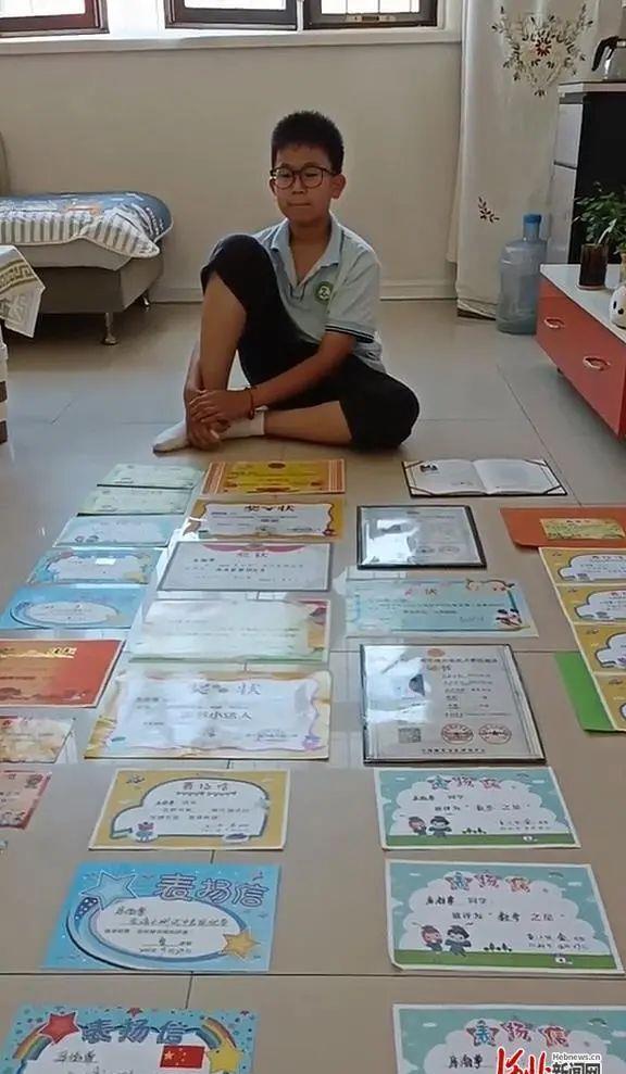 他把防毒面罩让给被困小女孩，自己却“变回了孩子”