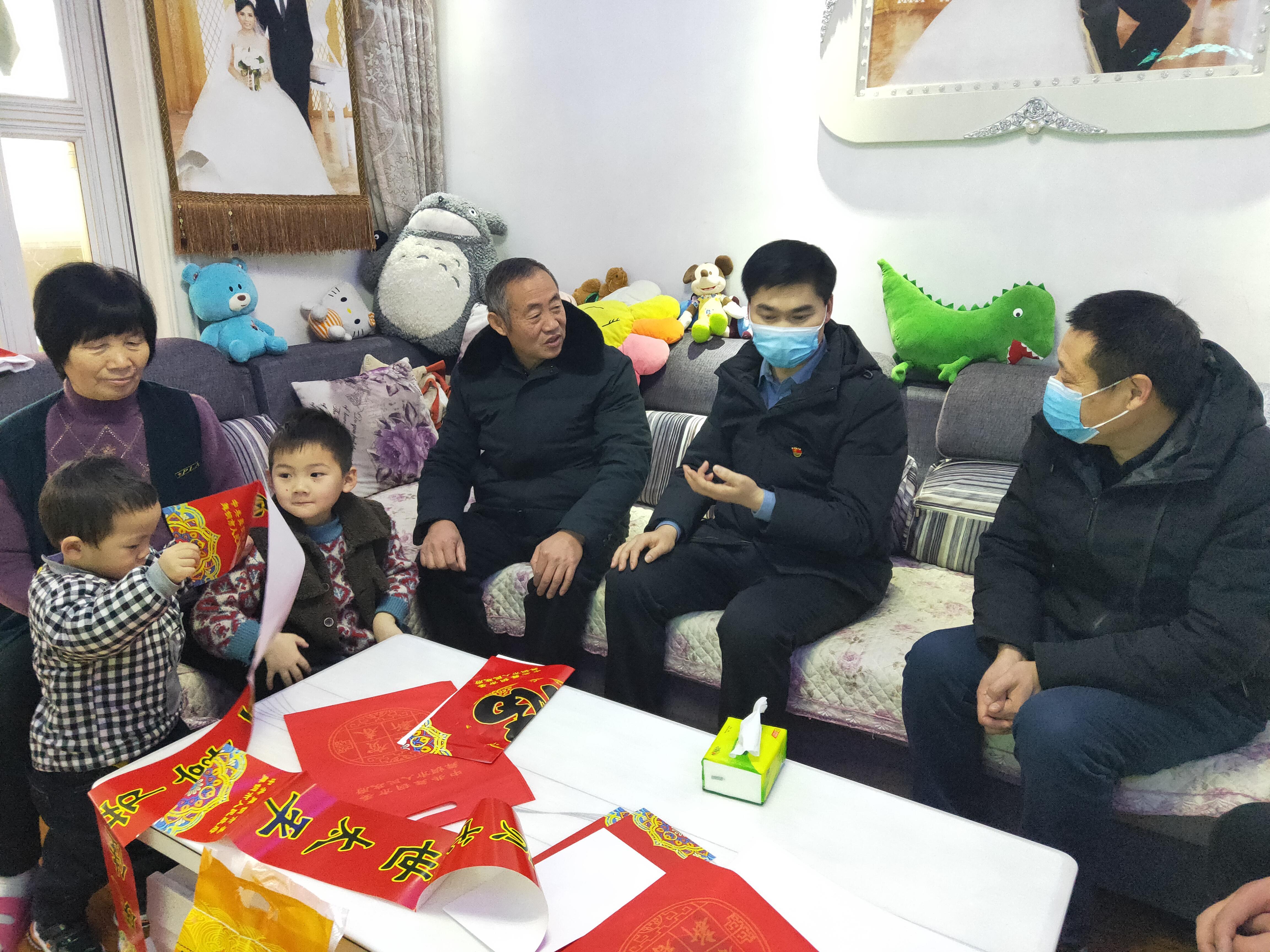 冒雪慰问,冒雪走访暖民心