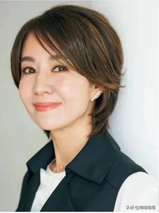 到老都优雅的女人不会“烫羊毛卷”，换上这3种发型，更时尚洋气