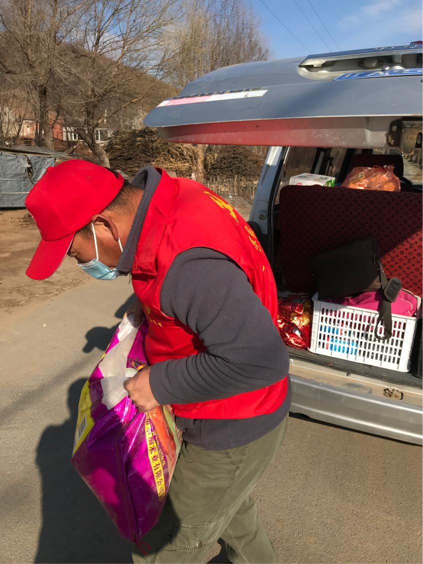 党员志愿者变身跑腿儿,志愿者化身背篓君为居民送物资