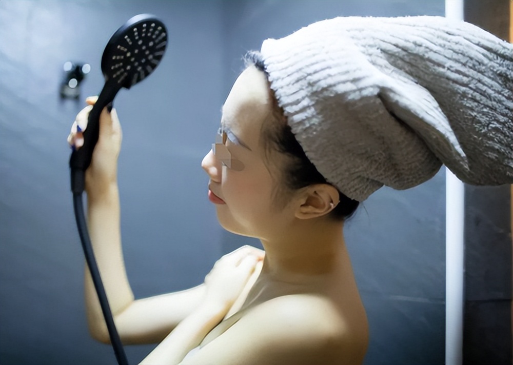 真实故事：一起因表弟偷看表姐洗澡引发的家庭血案