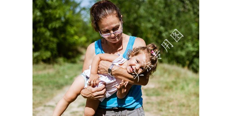 亲爸后妈打孩子被后爸亲妈救走,亲爸后妈把孩子给打了