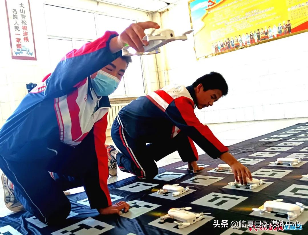 表演竹竿舞跳绳,跳绳竹竿舞大课间