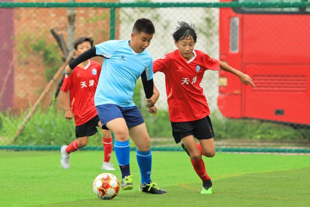 “十城带百县”助力乡村振兴｜“石榴籽一家亲”*疆新**和田足球小巴郎天津夏令营足球友谊赛在津举行