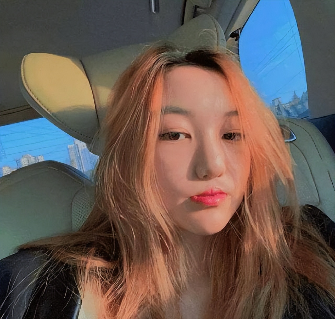 王菲与李嫣秀恩爱,谢霆锋王菲年轻时候机场带窦靖童