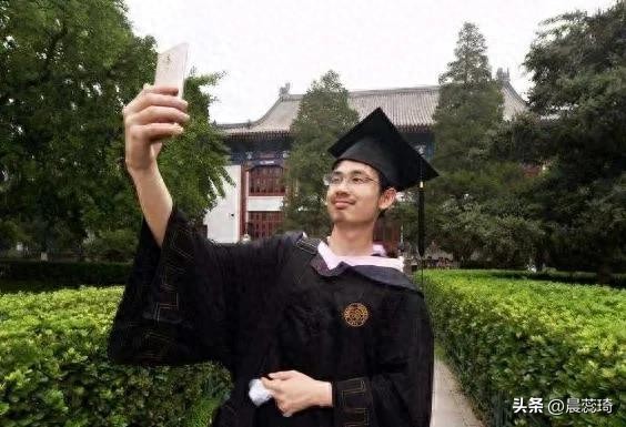 北大“唯喵喵”系，一人请假，全校放假，十多个教授教一个学生