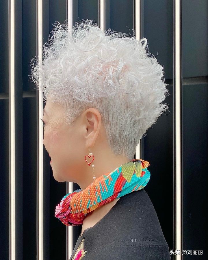 满头白发老年女性齐耳短发烫发,60岁妈妈白发短发最新发型