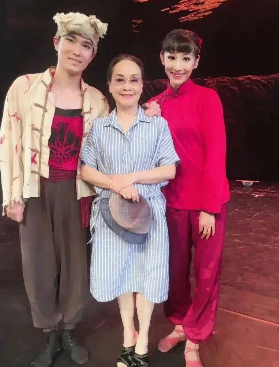 李谷一不化妆图片,李谷一摘掉假发相片图文