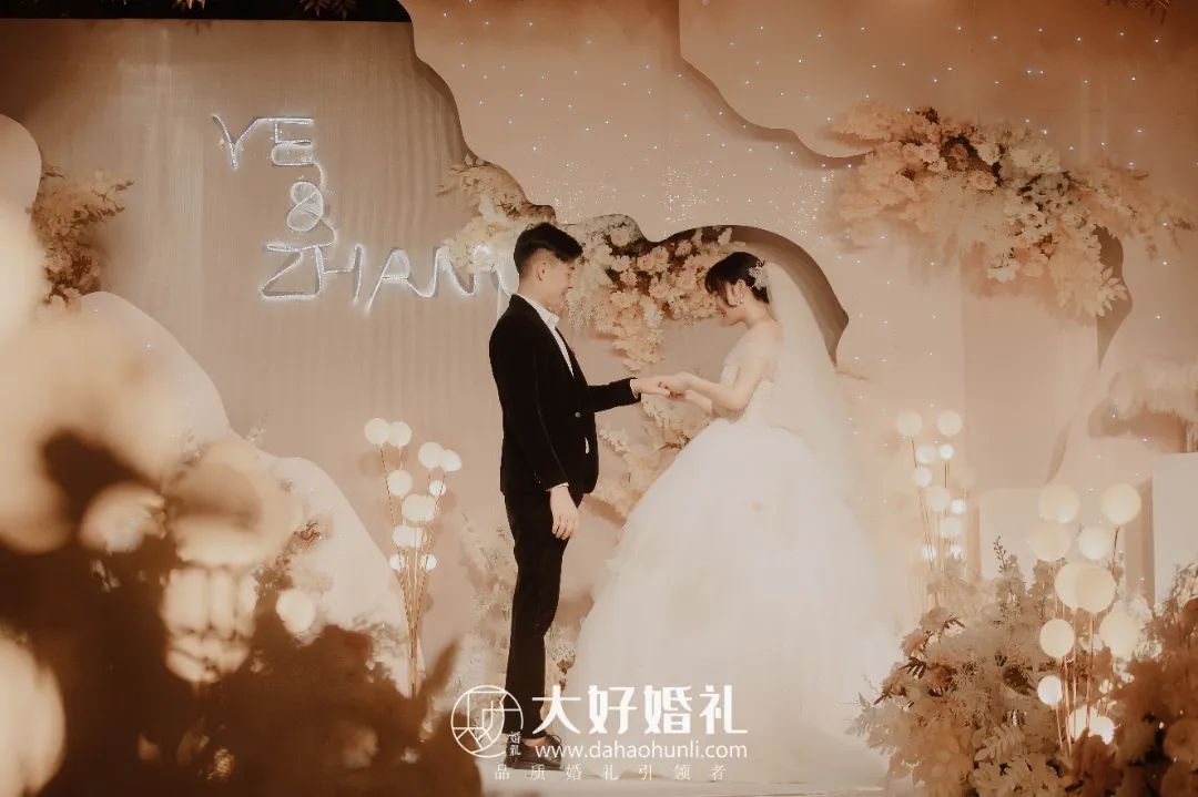 香槟金婚礼甜品台,香槟金咖色婚礼效果图