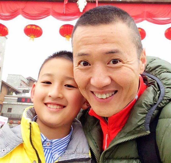 汶川地震中的3岁敬礼娃娃,汶川地震敬礼娃娃完整视频