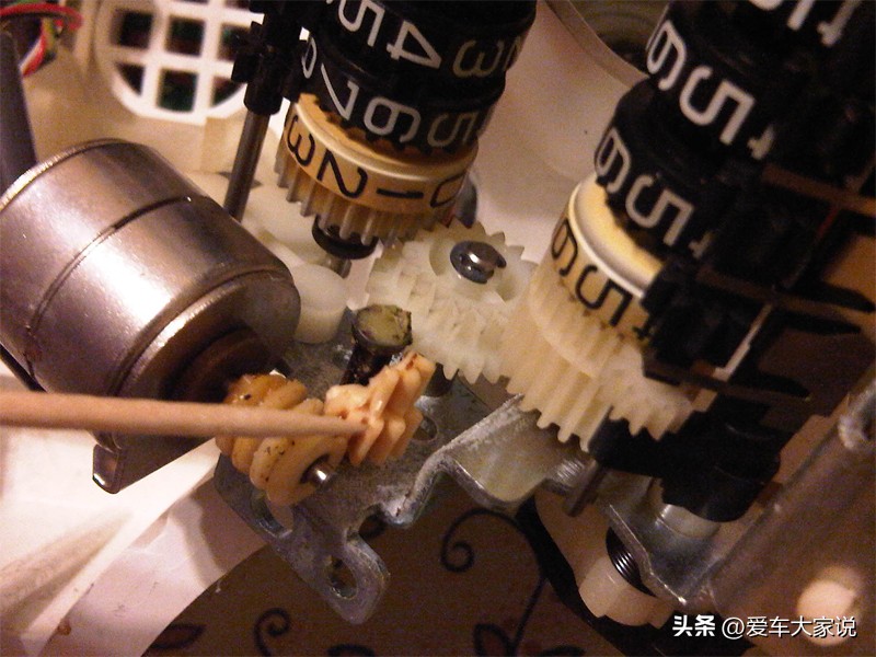 以前的汽车迈速表,车速表怎么不动了