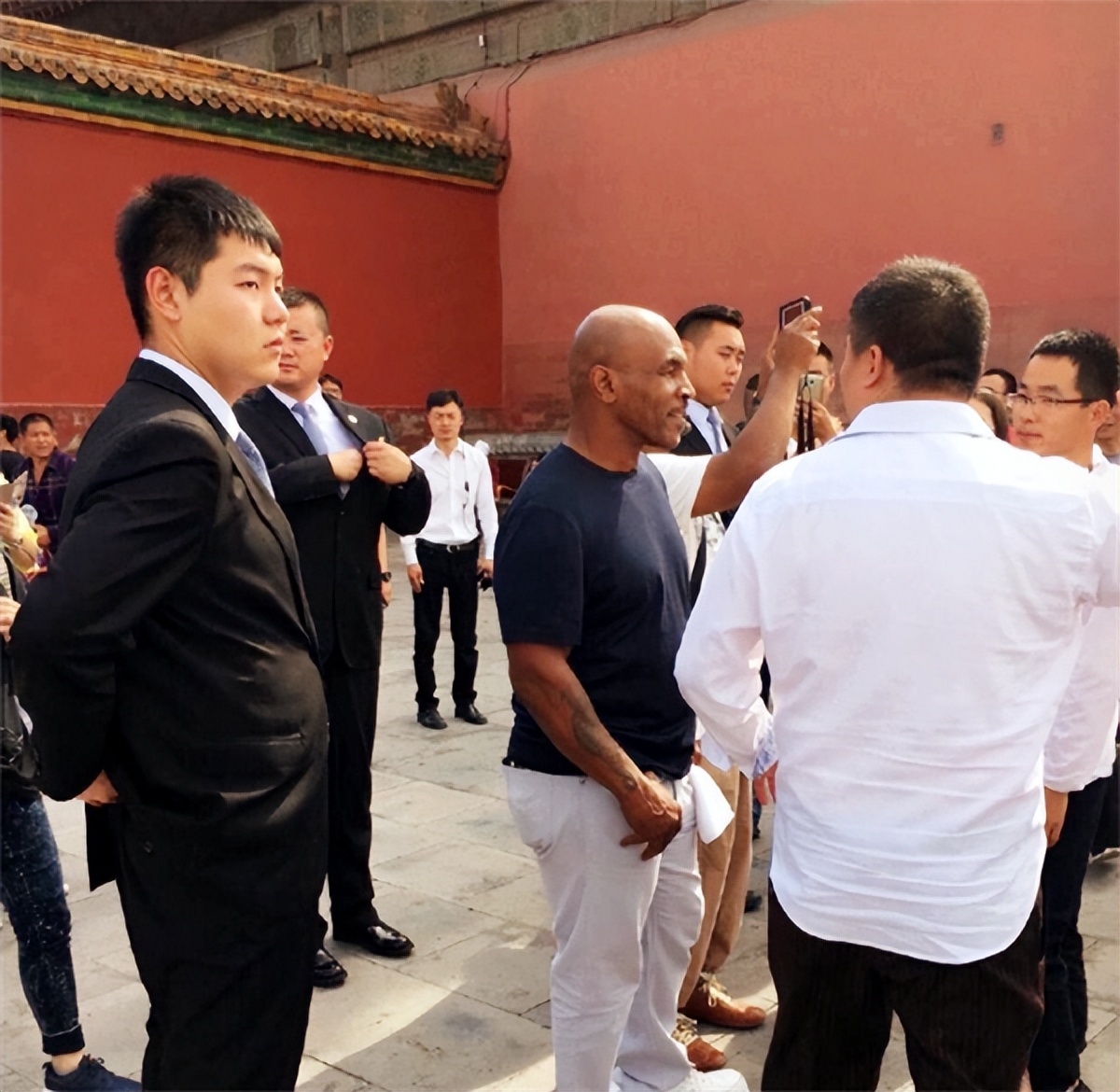 案例：拳王泰森来华瞻仰毛主席遗容，坦言：在他面前，我很渺小