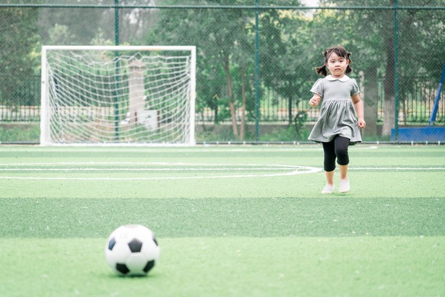 足球运动在全世界很受欢迎的英语,足球体育的文化特征