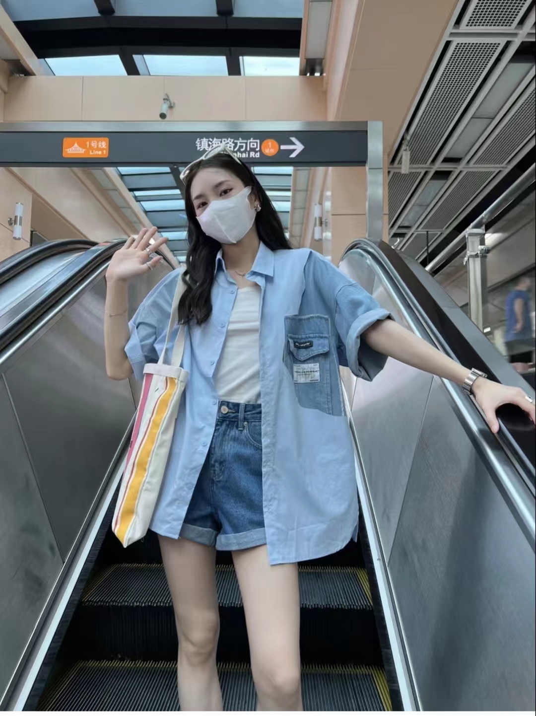 红色牛仔短裤搭配什么颜色上衣,微胖牛仔短裤搭配什么上衣