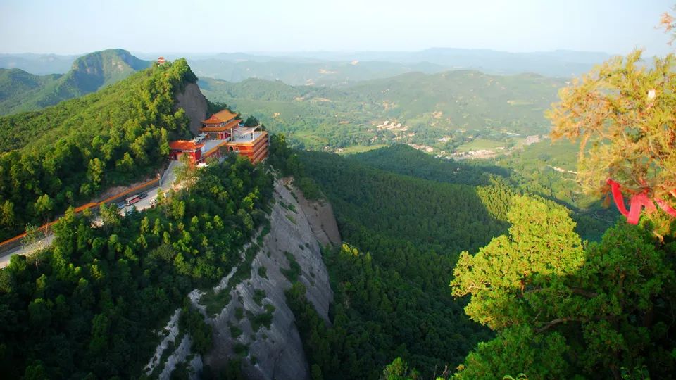 药王故里美丽铜川,踢着足球骑摩托