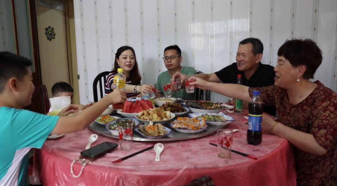 做海鲜直播一年能赚多少钱,返乡创业90后夫妻回家喂牛直播