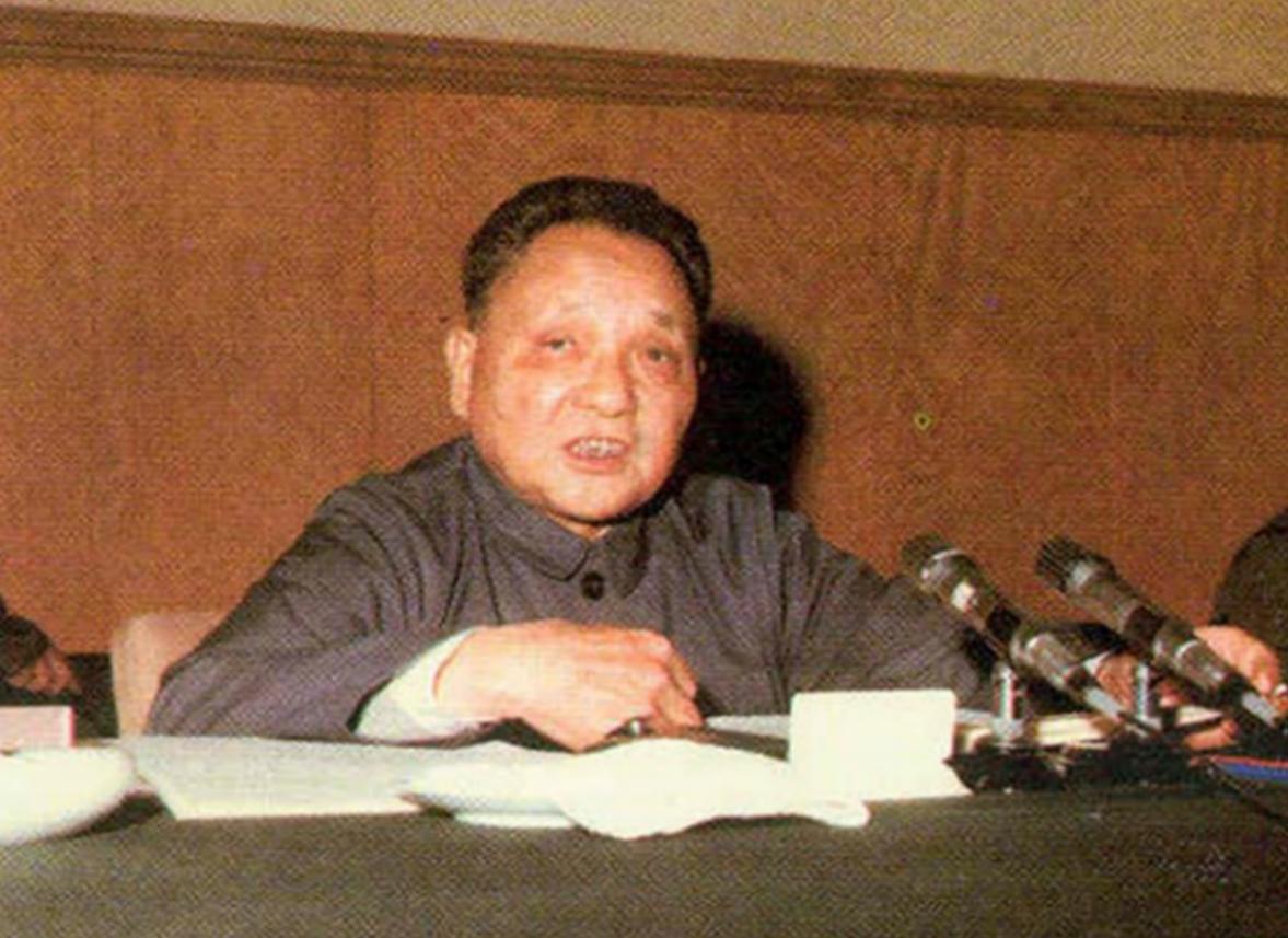 21年前苏联解体，全世界都等看中国笑话，*小平邓**是如何力挽狂澜的