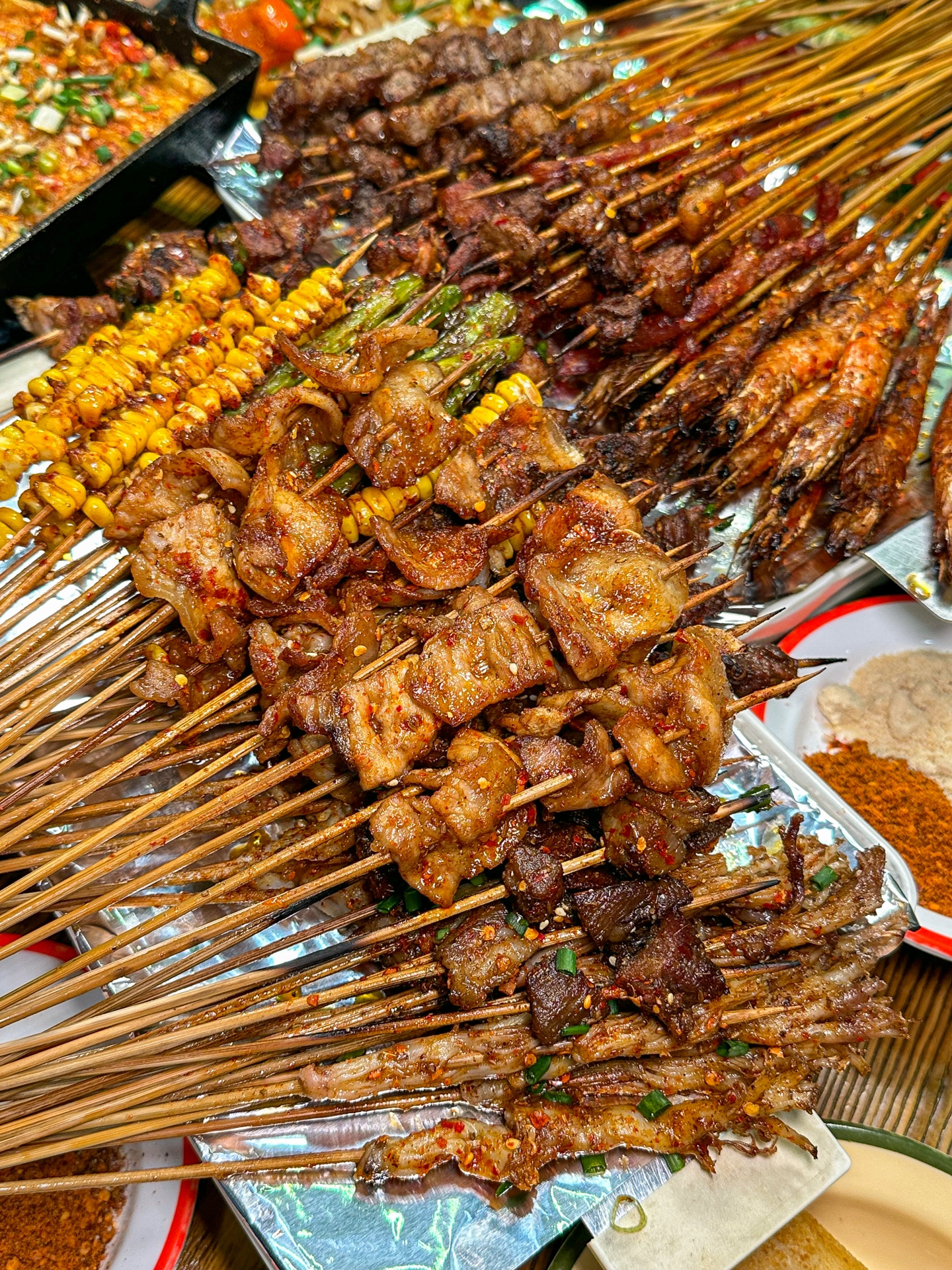 90后小夫妻摆摊卖烧烤,80后女人摆摊卖汤粉