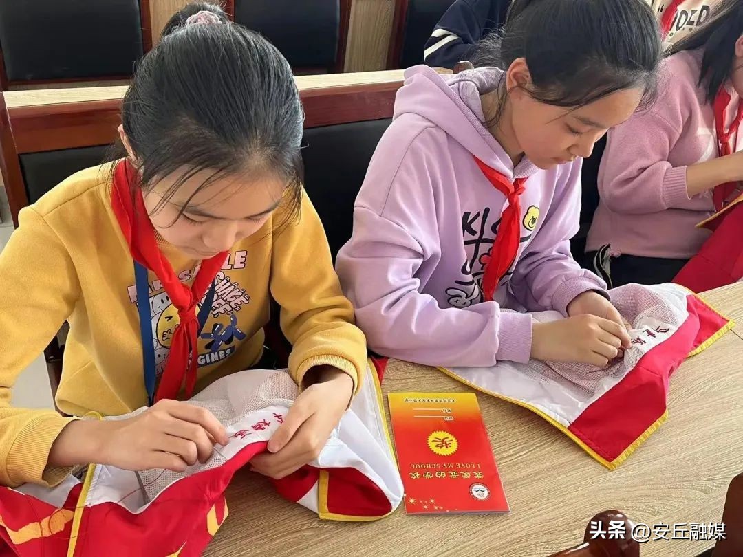 五一劳动节劳动最光荣小学一年级,小学五一劳动节社区劳动实践