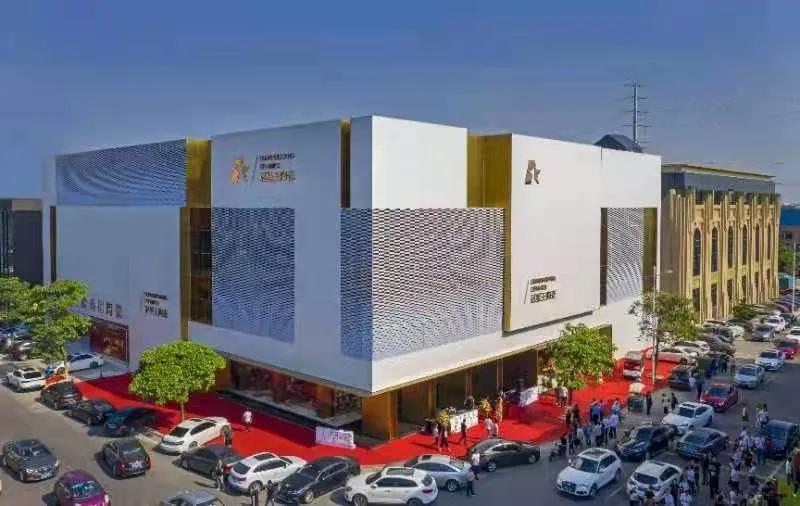 冠军的父母看到孩子夺冠,冠军的家庭