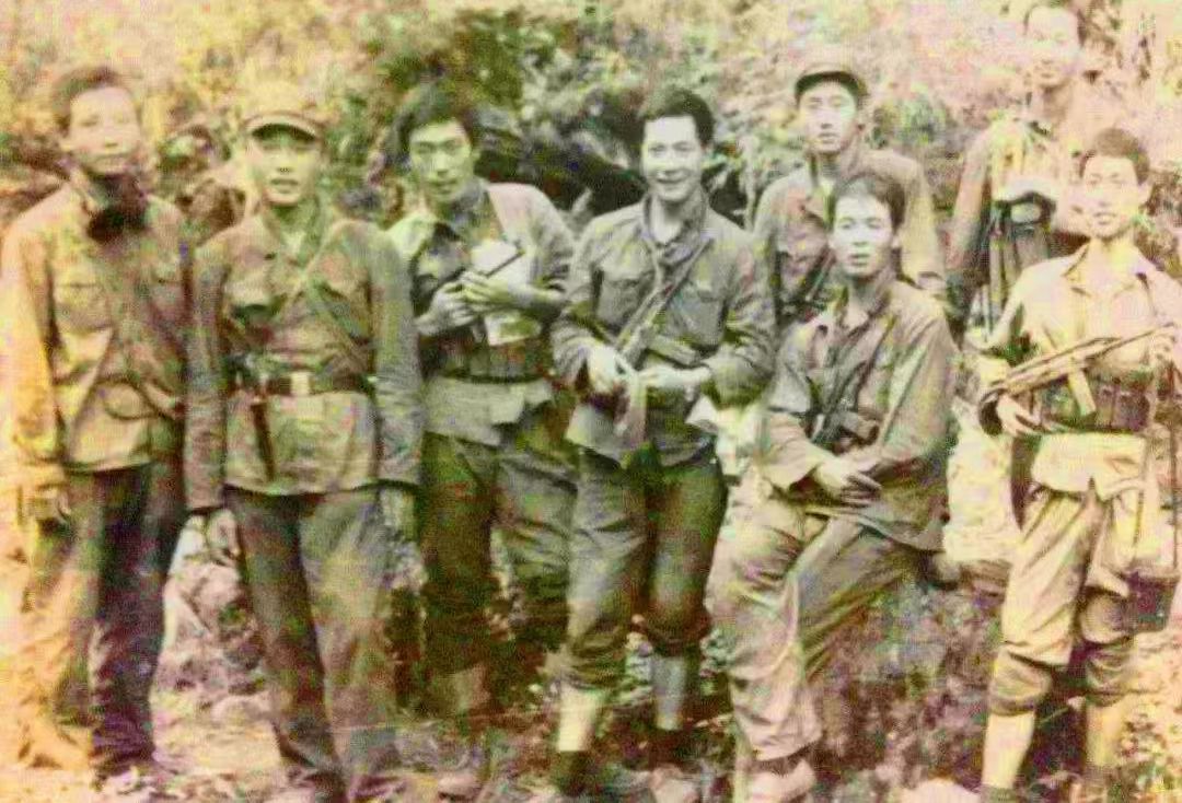 班长犯错误被撤职,一个班长犯错两个班长受罚