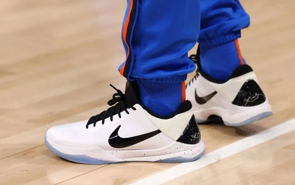 NBA球员上脚：德罗赞穿Kobe1，库里的Curry4有意思