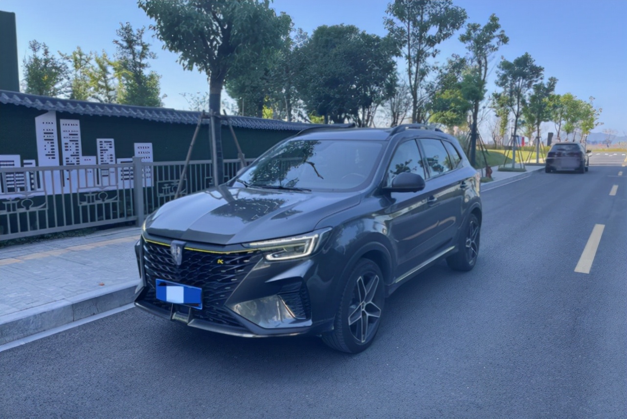 荣威rx51.5t2022款百万款,荣威rx52.0t10万