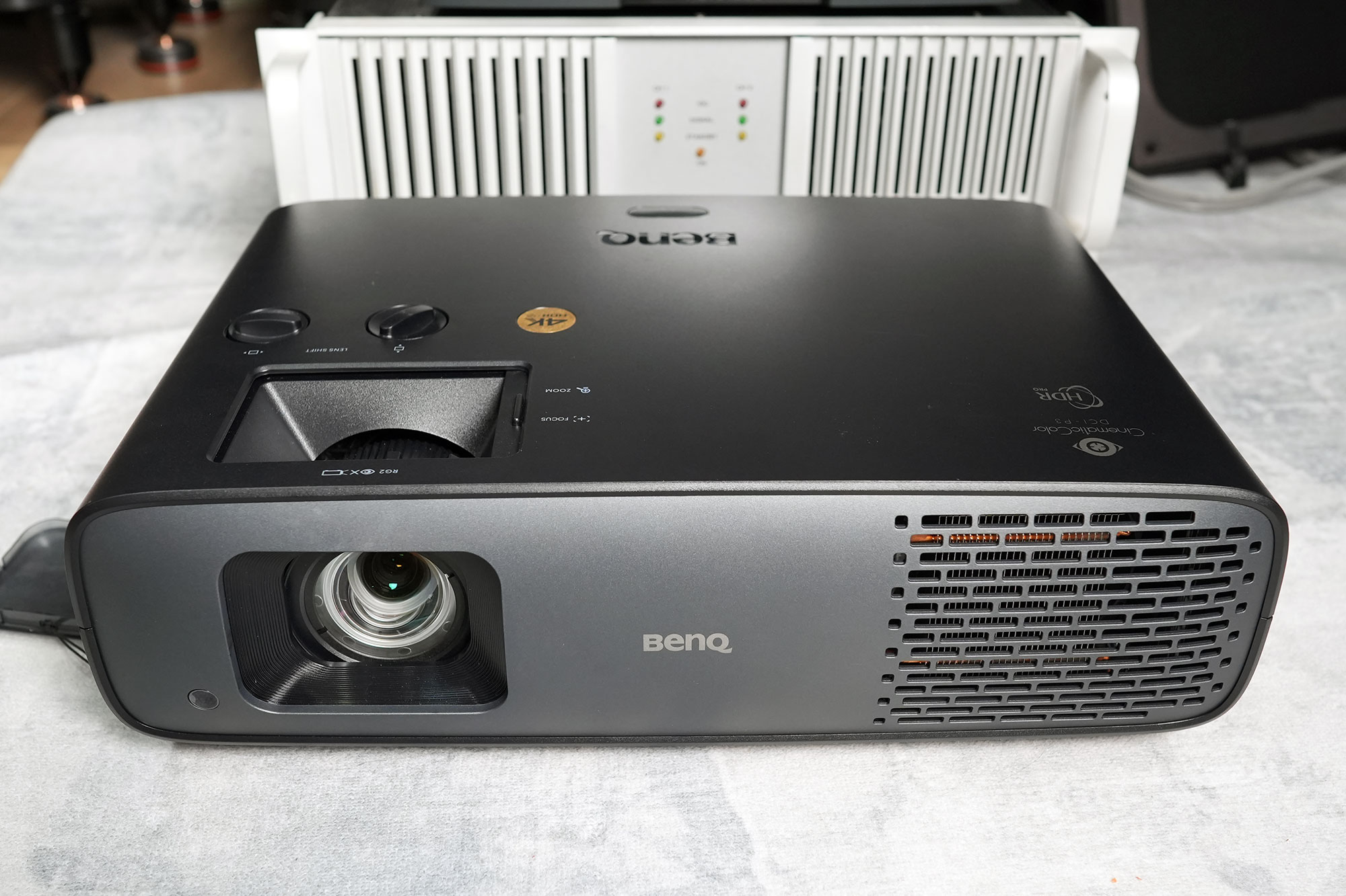 爱普生tz3000和明基4550,同价位投影仪和显示器