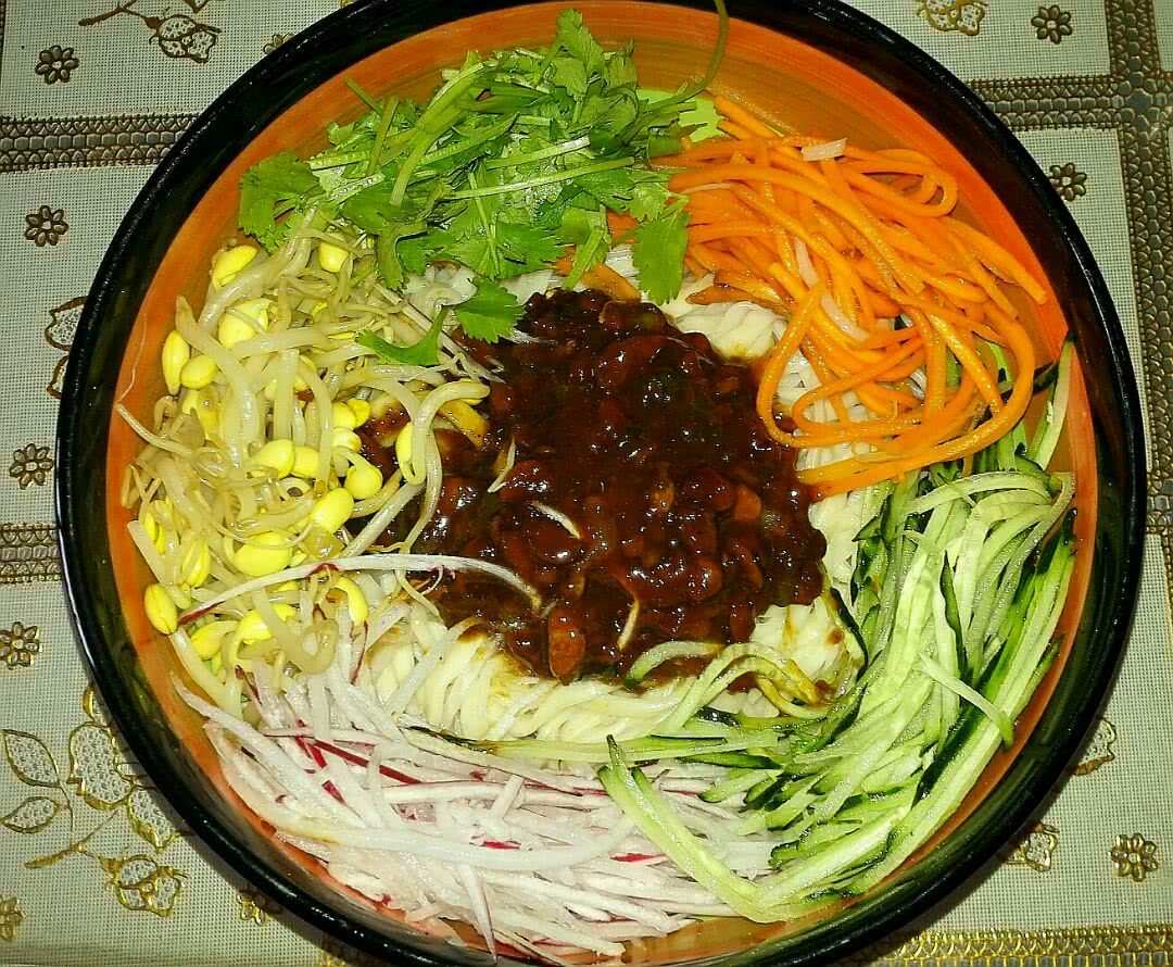 炸酱肉丝面条怎么做最好吃,芹菜炒肉炸酱面的做法