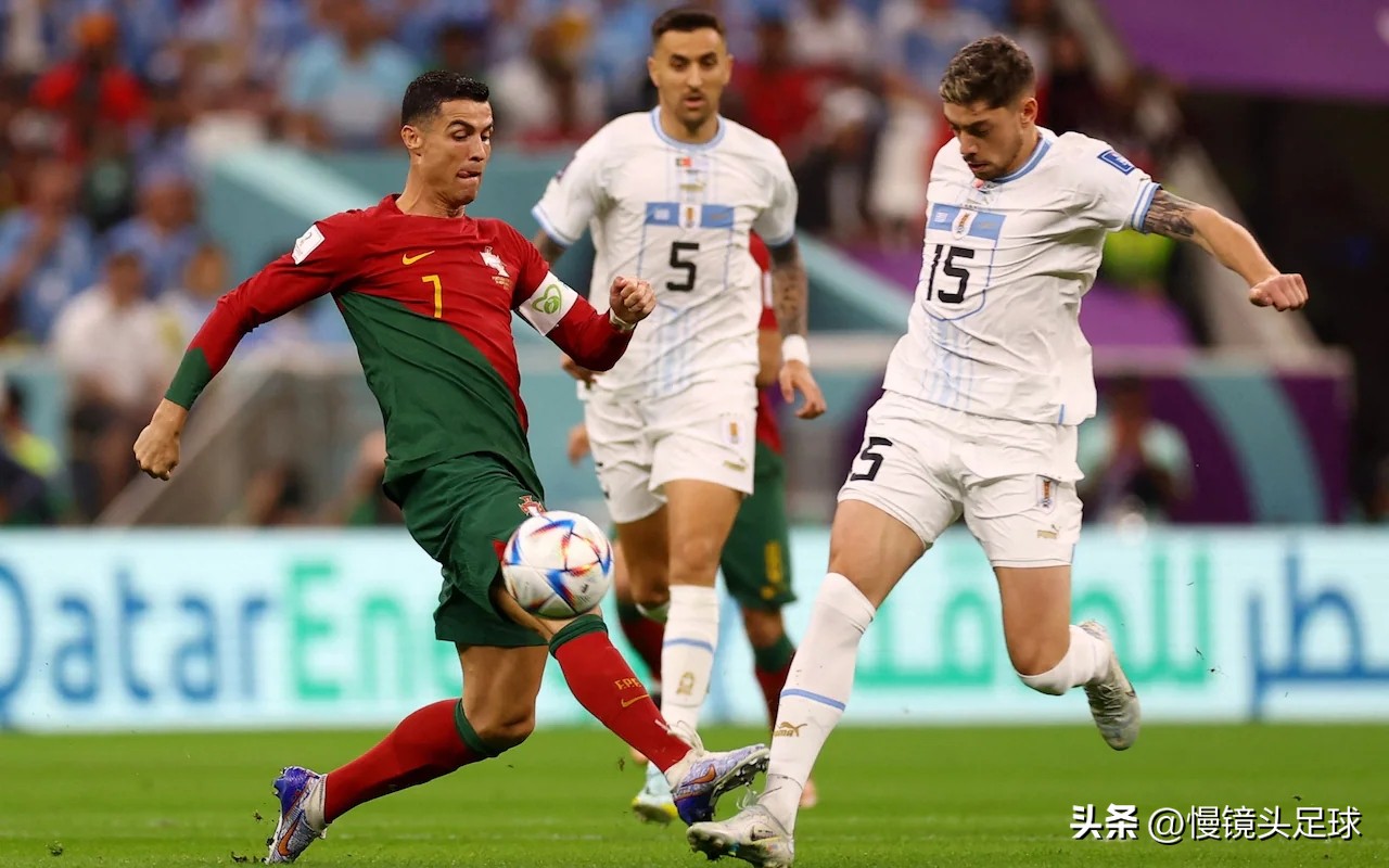 c罗不满裁判的判罚把球踢上天空,c罗不服