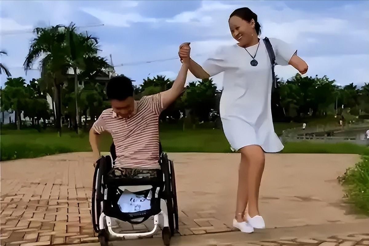 “连体夫妻”走红后，无腿丈夫抛妻弃子另寻新欢，如今生活怎样了