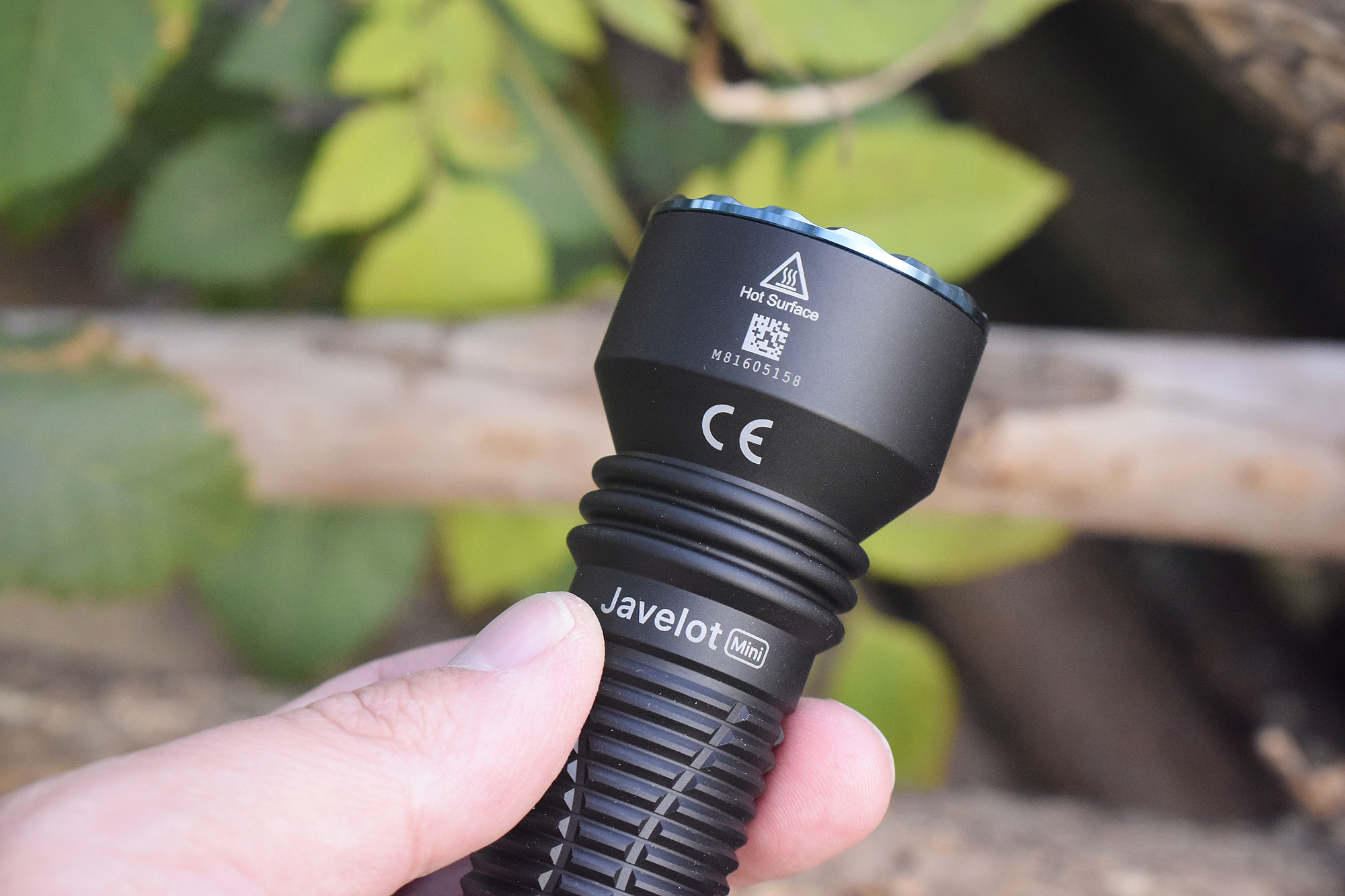 短小精悍的性能均衡之作！傲雷神剑Javelotmini远射战术手电体验