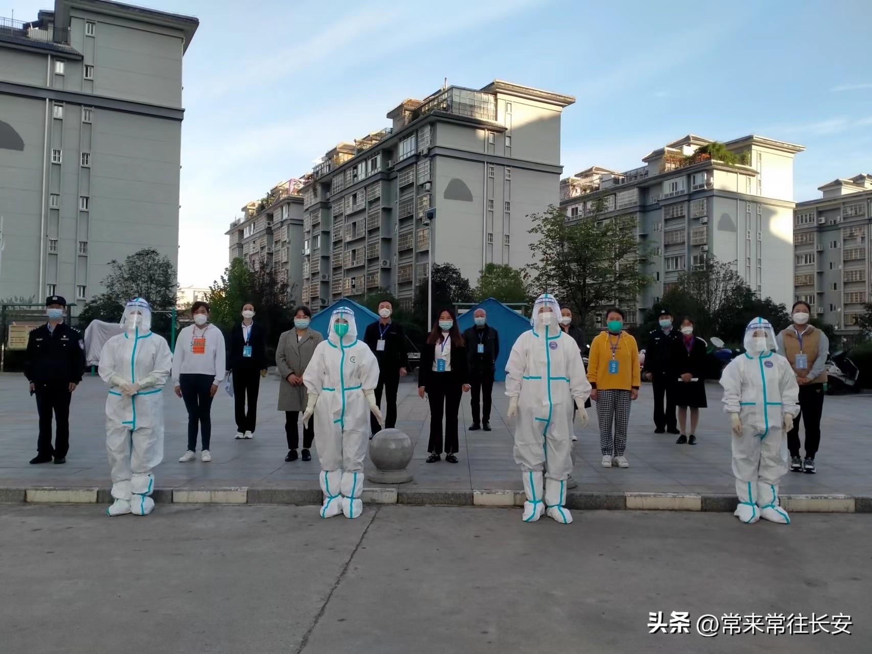 疫情无情人有情危难之中显担当市县机关下派金山小区的*党**员志愿者