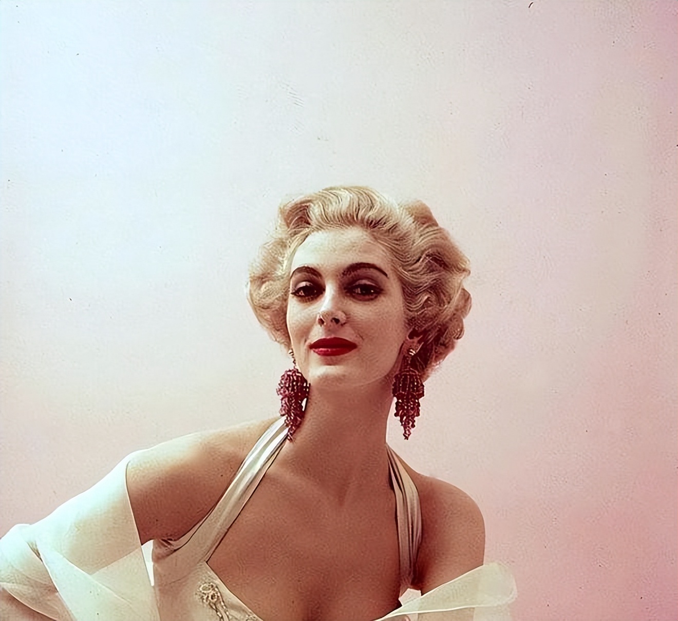 名模卡门20-80岁的成长历程,91岁超模卡门戴尔美了一辈子