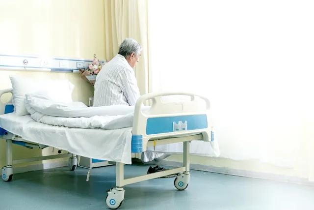 公公生病住院该不该拿钱给他看,公公生病住院不出钱让儿女掏钱