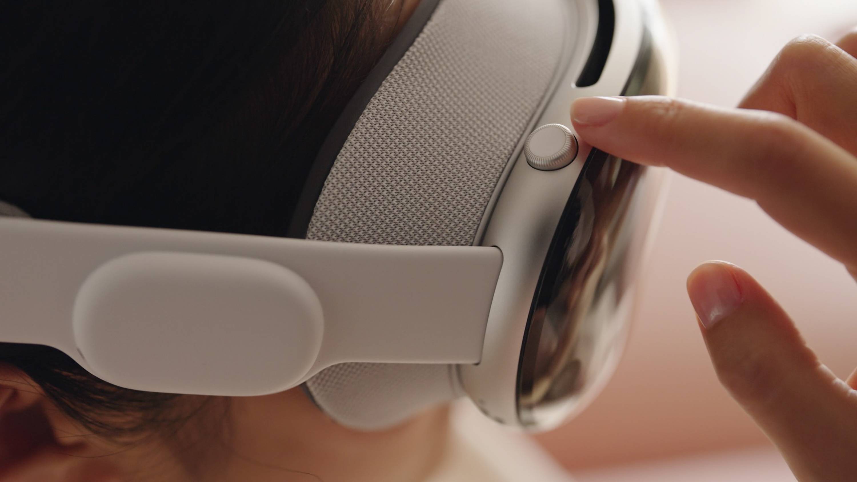 苹果发布首款visionpro头显,苹果发布头显visionpro评价