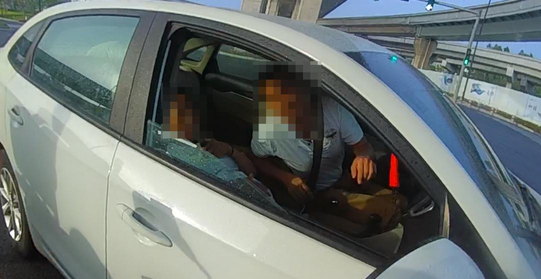 女市民肾结石发作交警紧急送医,女子路上肾结石肚子疼