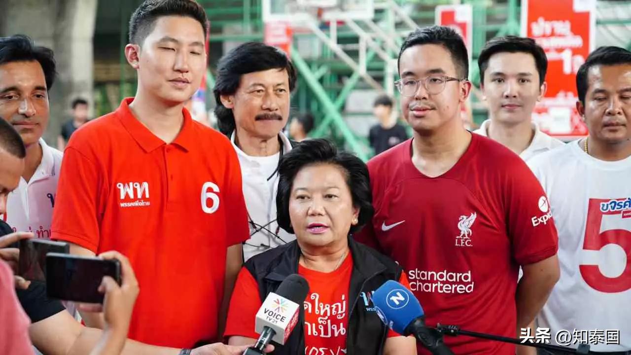 泰国曼谷市长儿子首次以助理身份帮助为泰*党**拉票