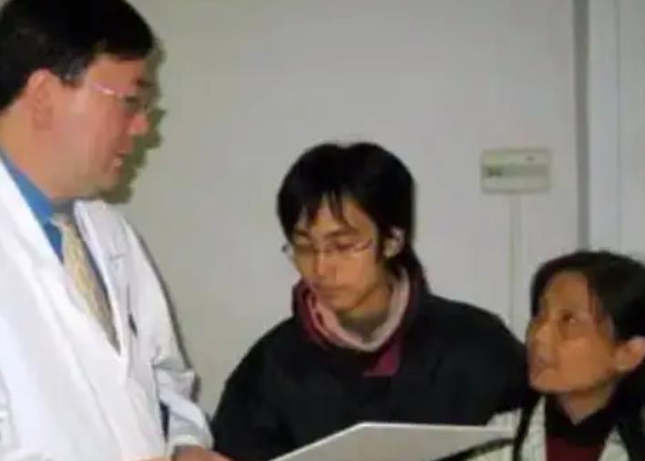 刘霆16年前背母上大学感动全国,背母求学的刘霆为什么变性