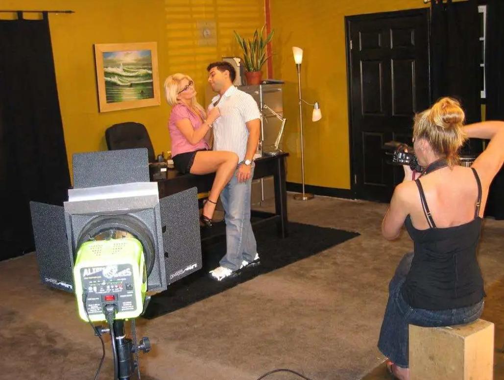 捷克色情业有多发达？人人可参与成人电影，日本都甘拜下风