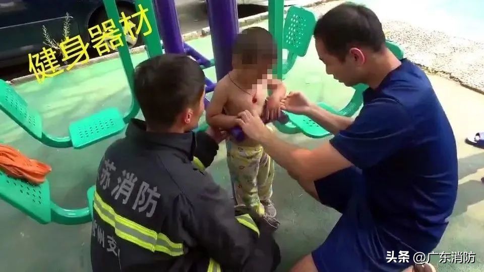 萌娃头被卡求助消防,萌娃卡住消防员